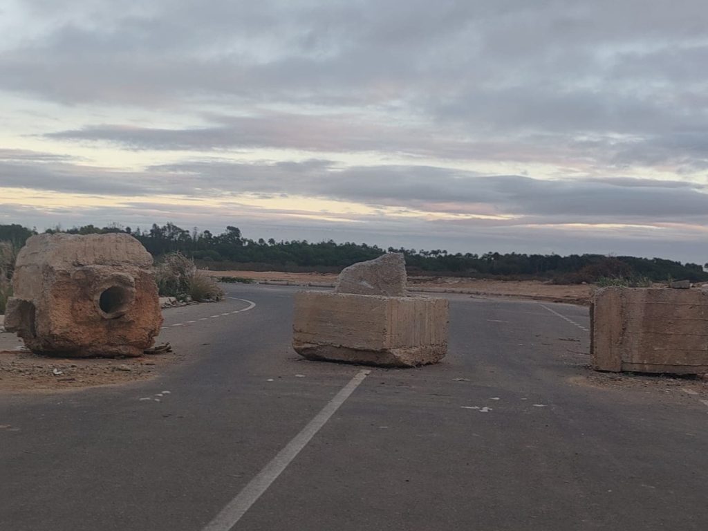 أكادير: أحجار ضخمة تعيق طرق تجزئة سكنية تثير تساؤلات السكان والسلطات