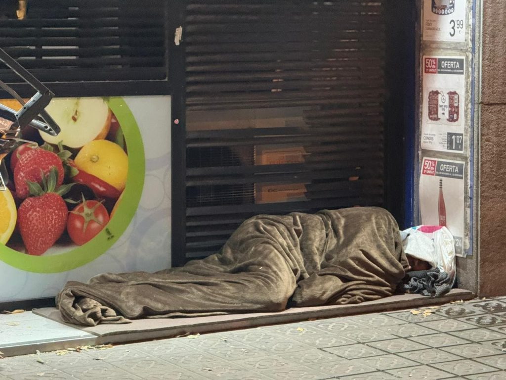 برد برشلونة يكشف معاناة مغاربة بلا مأوى