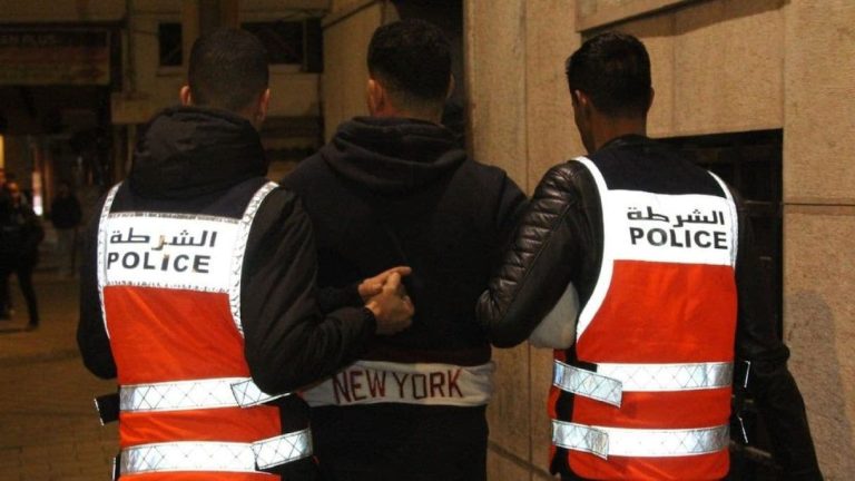 توقيف مبحوث عنه بالناظور وحجز مخدرات بعد سرقة سيارة شرطة