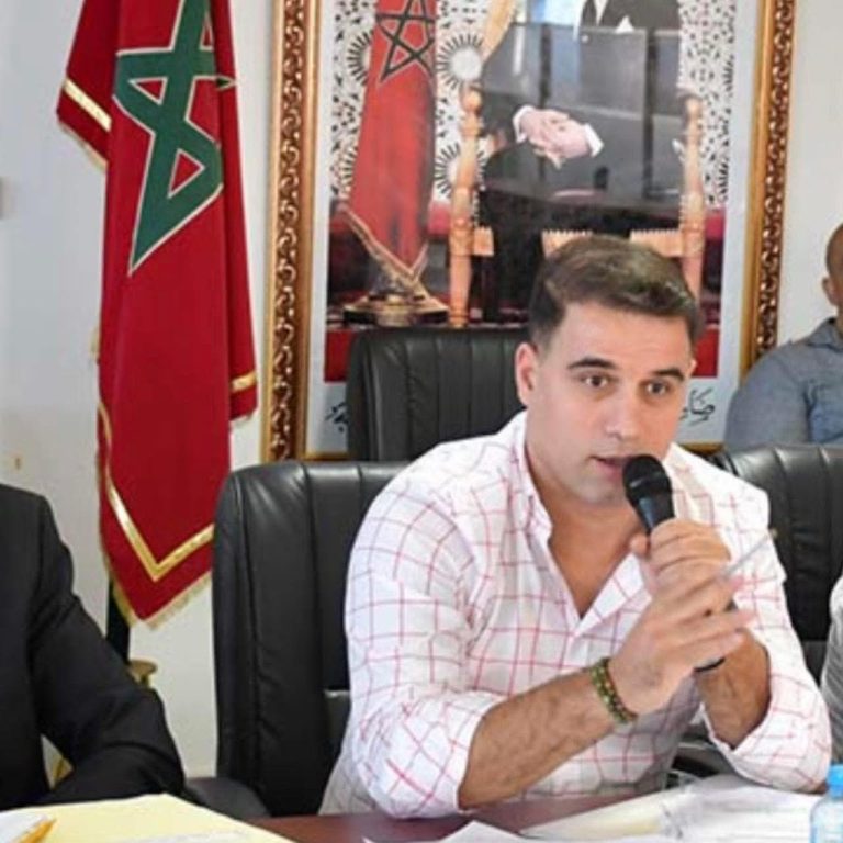 التيزيتي يحمّل مسؤولية الركود الاقتصادي بالناظور لغياب الحكامة السياسية