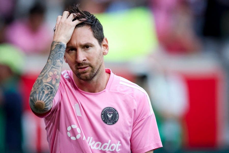 ميسي يعرب عن أمله بالعودة إلى برشلونة بعد زيارة "كامب نو"