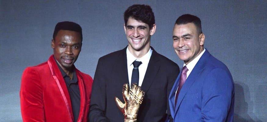 بونو يكشف سر تألقه: دعم الهلال والمنتخب وراء الفوز بجائزة الأفضل