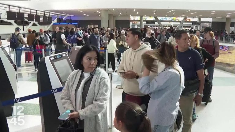 ازدحام خانق في المطارات الأمريكية بسبب الإغلاق الحكومي وتعطّل الرواتب