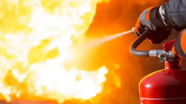 حريق ضخم يتلف مستودع أخشاب بمراكش دون إصابات