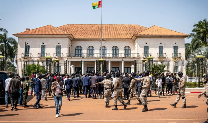 انقلاب عسكري في غينيا بيساو: اعتقال الرئيس وتعليق الانتخابات