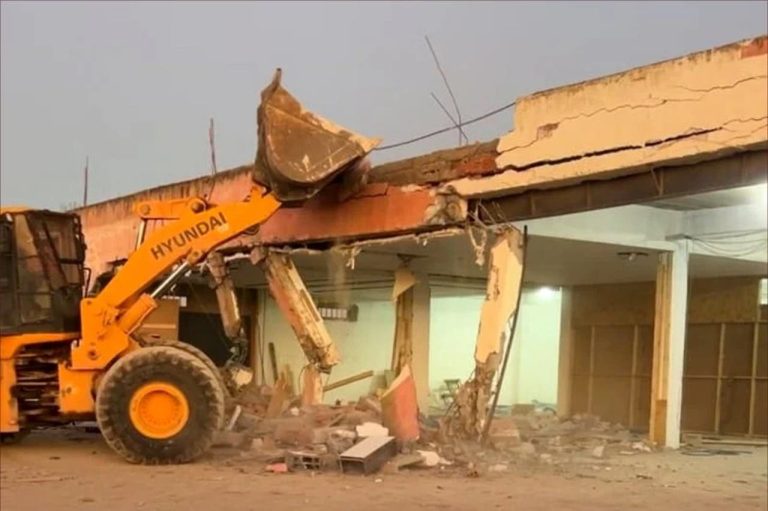 هدم مستودعات عشوائية في ضواحي المحمدية ضمن حملة واسعة