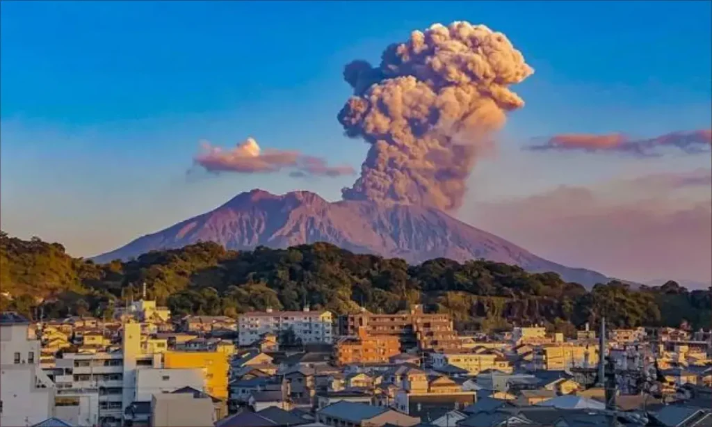 ثوران بركاني جديد في اليابان: الرماد يغطي سماء الجنوب والتحذيرات تتصاعد