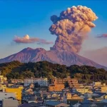 ثوران بركاني جديد في اليابان: الرماد يغطي سماء الجنوب والتحذيرات تتصاعد