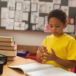 دراسة سويسرية: العد بالأصابع يعزز التفوق في الرياضيات لدى الأطفال