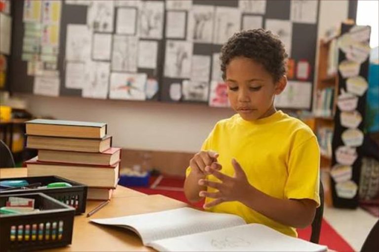 دراسة سويسرية: العد بالأصابع يعزز التفوق في الرياضيات لدى الأطفال