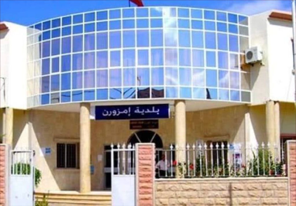 أعضاء من مجلس إمزورن يعتصمون احتجاجًا على "تجاوزات" رئيس الجماعة