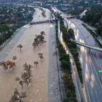 عاصفة مميتة تجتاح كاليفورنيا: قتلى وتحذيرات من الفيضانات