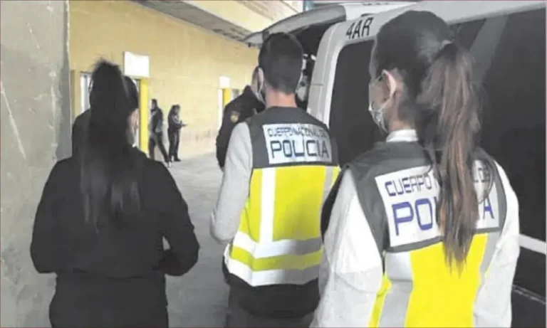 الشرطة في مليلية توقف 9 مغاربة بتهم تزوير للحصول على الإقامة