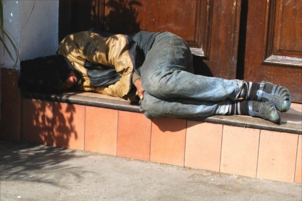 برد سطات القارس يكشف معاناة المتشردين والمتسولين