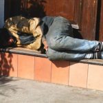 برد سطات القارس يكشف معاناة المتشردين والمتسولين