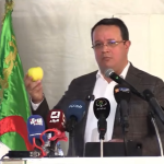 تفاحة "الكرامة" تثير سخرية الجزائريين من خطاب الأمين العام لـ"التجمع الوطني الديمقراطي"