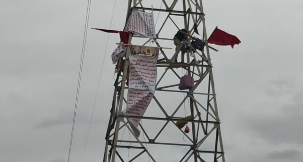 استنفار أمني بمراكش.. رجل يهدد بالانتحار فوق عمود كهربائي