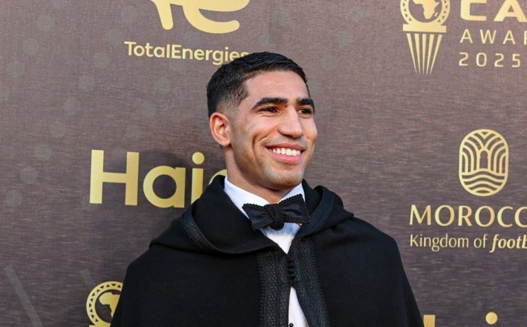 حكيمي يعرب عن أمله بالفوز بالكرة الذهبية الإفريقية بعد حضوره حفل "الكاف"