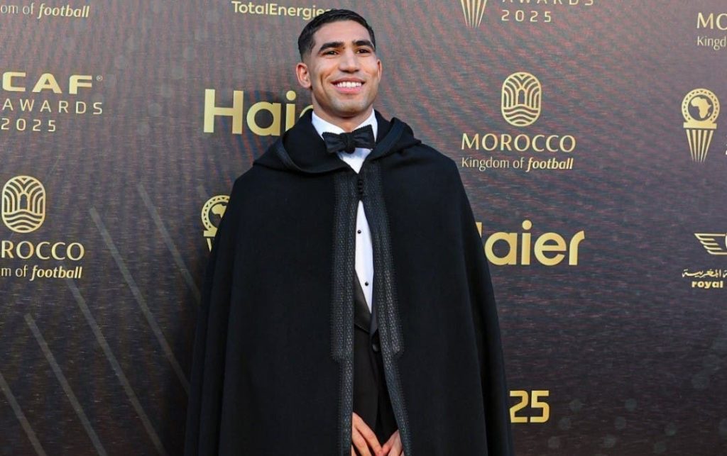 أشرف حكيمي يتوج بالكرة الذهبية الإفريقية لعام 2025 في الرباط