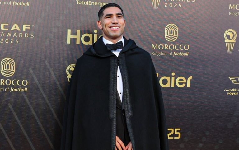 أشرف حكيمي يتوج بالكرة الذهبية الإفريقية لعام 2025 في الرباط