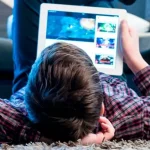 البرلمان الأوروبي يوصي برفع سن استخدام المنصات الرقمية إلى 16 عامًا