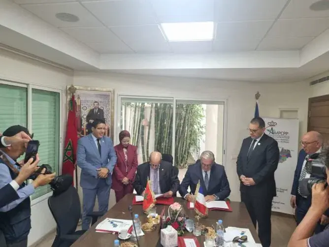 توقيع اتفاقية تعاون بين جمعية مجالس العمالات المغربية وأقاليم فرنسا