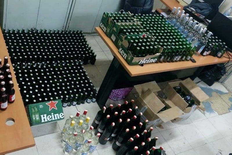 الجمارك تُطوّق “شبكة الخمور المزيفة” بأكادير ومراكش