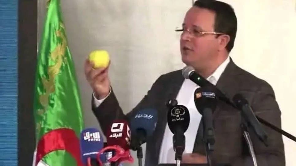 "تفاحة بودن" تثير جدلاً واسعًا في الجزائر: أمين عام حزب يجهل التاريخ والجغرافيا