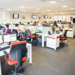 قرار فرنسي يهدد آلاف الوظائف بالمغرب: نهاية “العصر الذهبي” لمراكز الاتصال؟