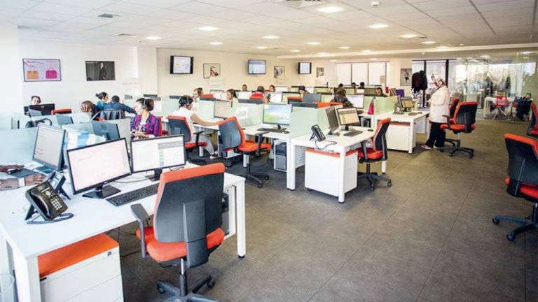 قرار فرنسي يهدد آلاف الوظائف بالمغرب: نهاية “العصر الذهبي” لمراكز الاتصال؟