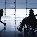 مطارات المغرب: غياب الكراسي المتحركة يثير استياء المسافرين ذوي الإعاقة