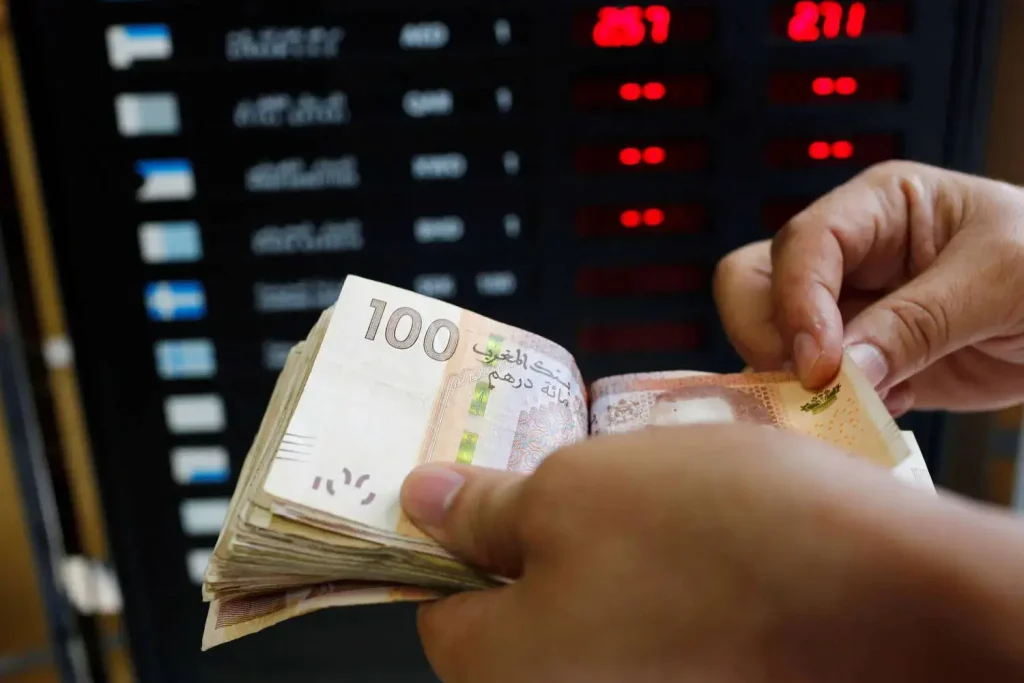 سعر الدرهم يرتفع أمام الدولار ويتراجع أمام الأورو