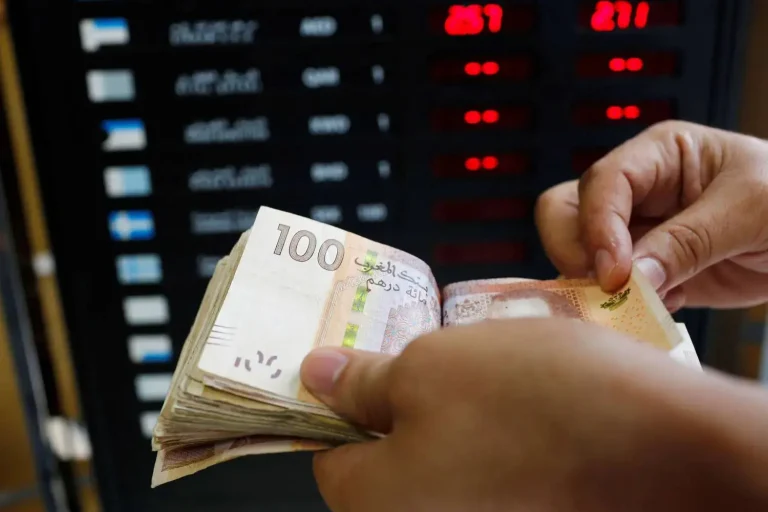 سعر الدرهم يرتفع أمام الدولار ويتراجع أمام الأورو سعر الدرهم يرتفع أمام الدولار ويتراجع أمام الأورو