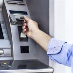 محكمة بالدار البيضاء تلزم بنكًا بتعويض زبون بعد احتجاز بطاقته