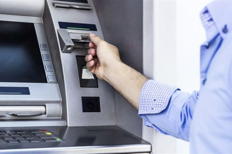 محكمة بالدار البيضاء تلزم بنكًا بتعويض زبون بعد احتجاز بطاقته