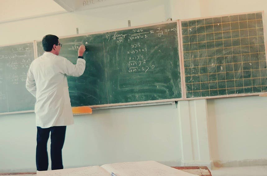 توقيف أستاذ وتنبيه حارس عام بسبب نشر محتوى ينتقد أوضاع التعليم