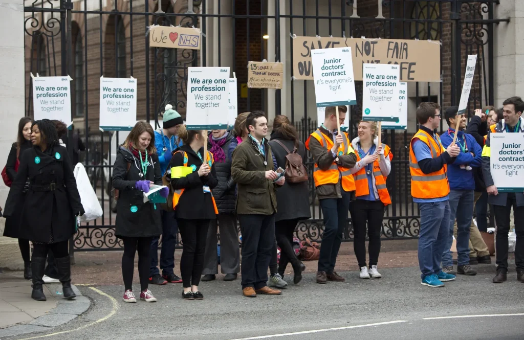 إضراب جديد للأطباء في إنجلترا احتجاجًا على الأجور وظروف التدريب