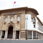 الدرهم يتراجع أمام الدولار وبنك المغرب يعزز احتياطياته