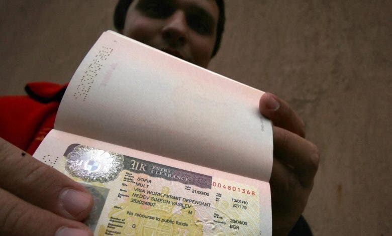 بريطانيا تهدد بفرض قيود على التأشيرات لثلاث دول بسبب الهجرة غير الشرعية