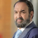 رشيد الوالي يوبخ مروجي شائعة وفاة والده ويدعو إلى التحقق من الأخبار