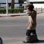 الناظور.. ساكنة شارع طنجة تعيش في رعب يومي بسبب مختل عقلي يهدد أمنهم