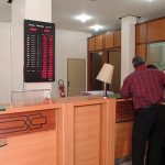 القضاء يلزم بنكًا مغربيًا بتعويض زبون رفض إيداع أمواله