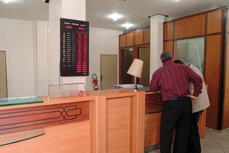 القضاء يلزم بنكًا مغربيًا بتعويض زبون رفض إيداع أمواله